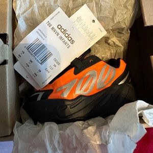 Yeezy Boost 700 MNVN Infants 'Orange' 4K